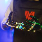 Exoesqueleto robótico con manos metálicas futuristas